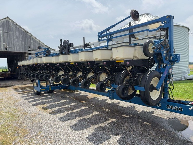 2014-kinze-16-row-corn-planter-with-dry-fertilizer-image-1