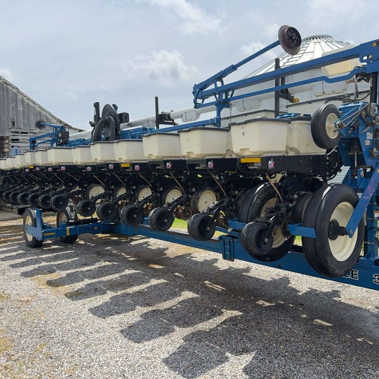 2014 Kinze 16 Row Corn Planter with dry fertilizer