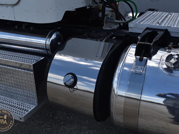 2013-peterbilt-367-image-39