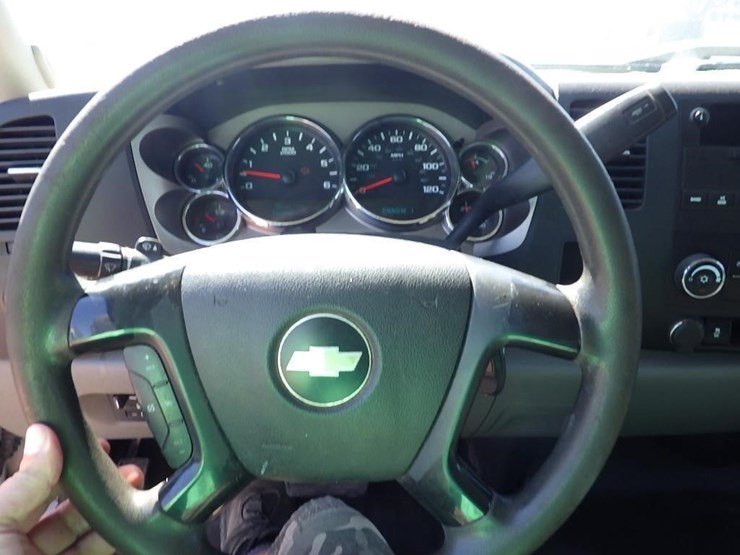 2013-chevrolet-3500hd-image-23