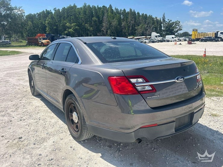 2014-ford-taurus-awd-sedan-image-4