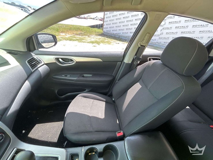 2015-nissan-sentra-sedan-image-19