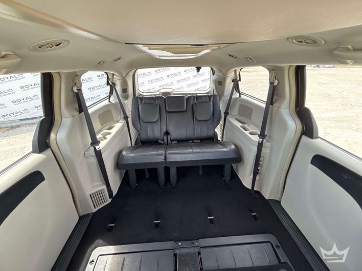 2015-chrysler-town-&-country-image-20