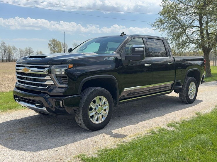 2025-chevrolet-silverado-2500hd-high-country-image-2