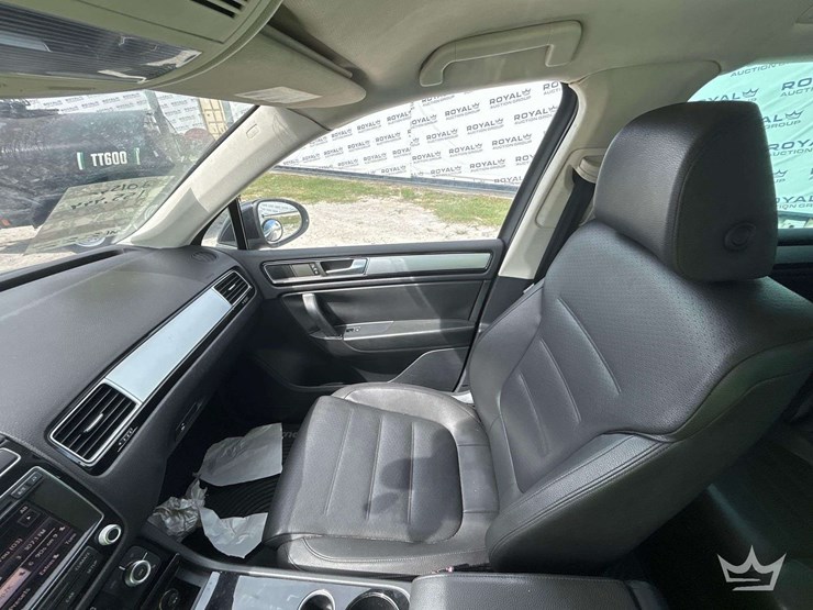 2015-volkswagon-touareg-awd-suv-image-17
