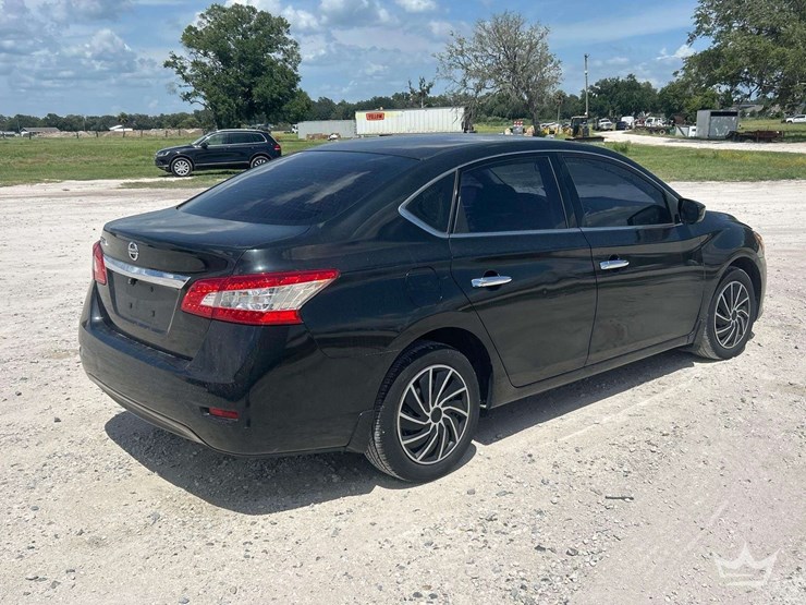 2015-nissan-sentra-sedan-image-3