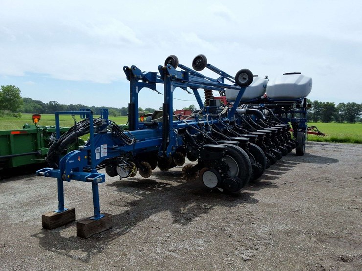 kinze-24-center-fill-planter,-30''-image-2