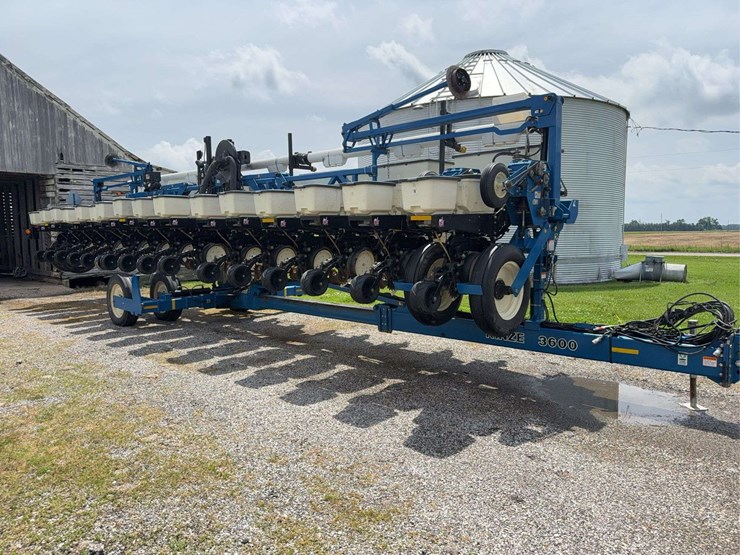 2014-kinze-16-row-corn-planter-with-dry-fertilizer-image-2