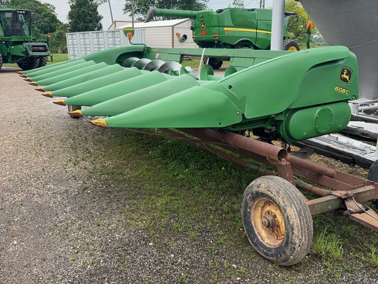 2011-john-deere-608-image-1