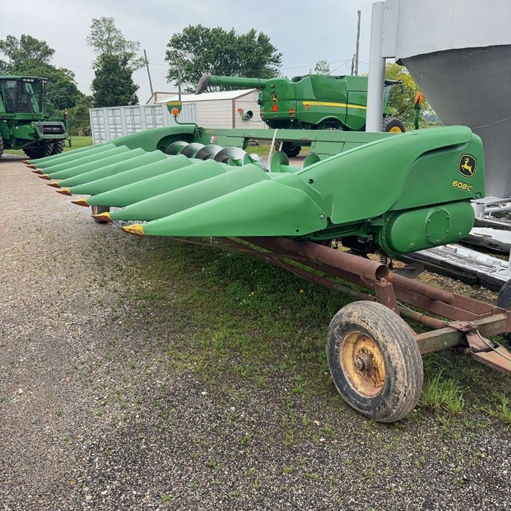 2011 JOHN DEERE 608