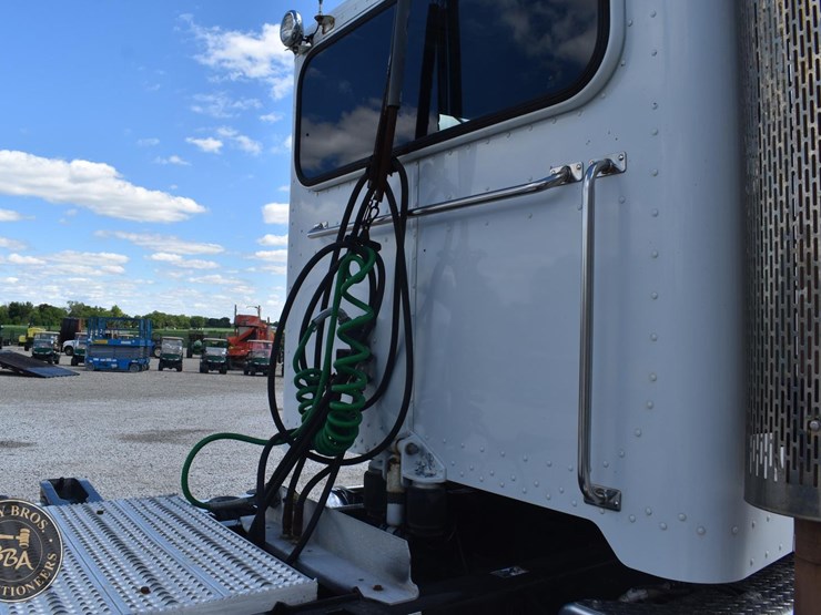 2013-peterbilt-367-image-27