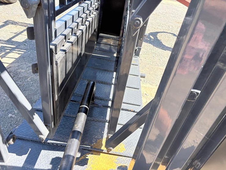mechanical-squeeze-chute-image-12