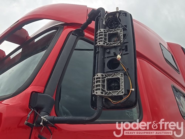 2019-volvo-vnl860-image-33