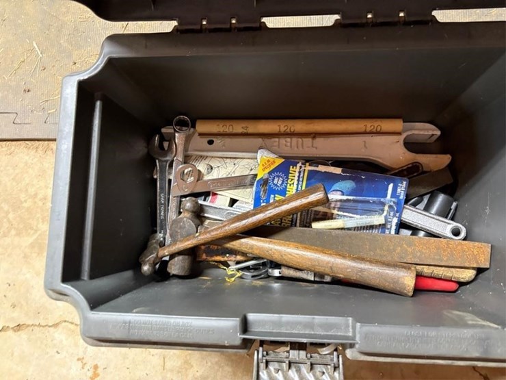 rubbermaid-toolbox-&-misc-tools-image-2