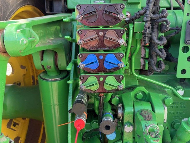 2011-john-deere-8260r-image-32