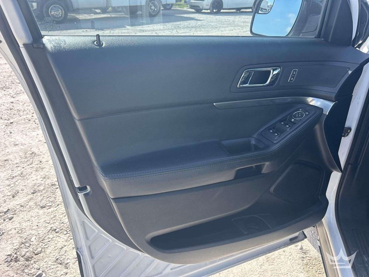 2016-ford-explorer-image-11