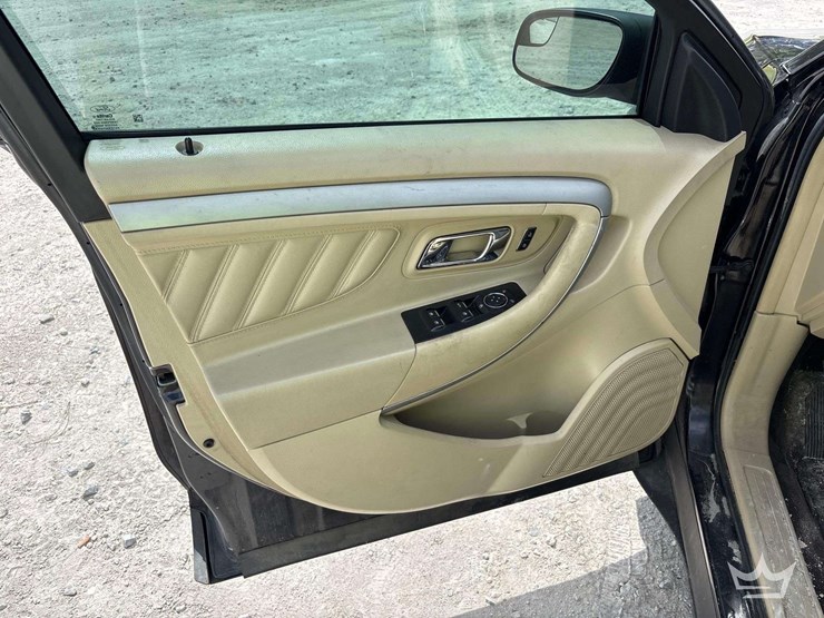2018-ford-taurus-sedan-image-12
