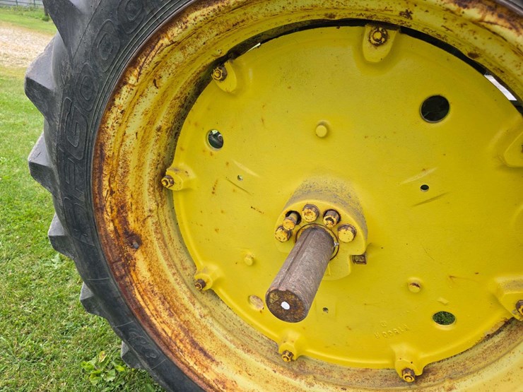 john-deere-3010-image-25