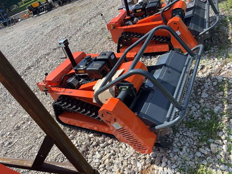 sdlool-model-lm1000q-remote-control-tracked-lawn-mower-image-3