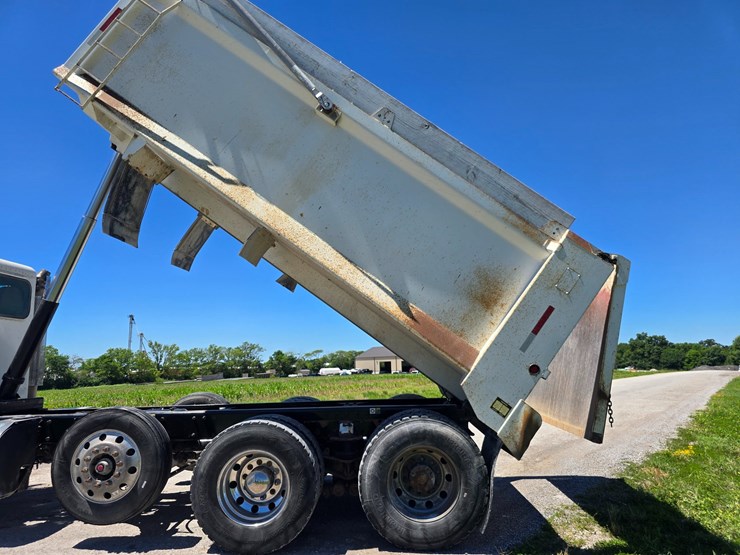2017-peterbilt-365-image-57