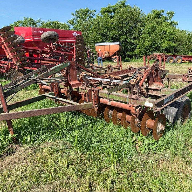 Glencoe 9 Shank Chisel Plow, with leveling bar