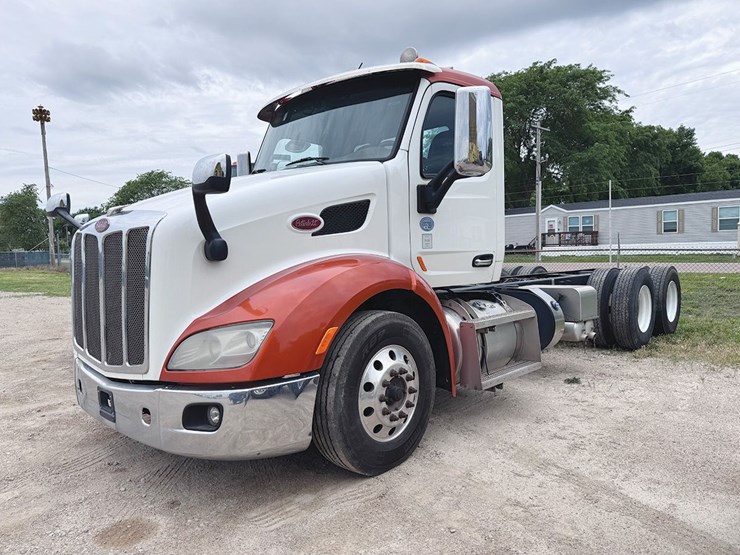 2018-peterbilt-579-image-1