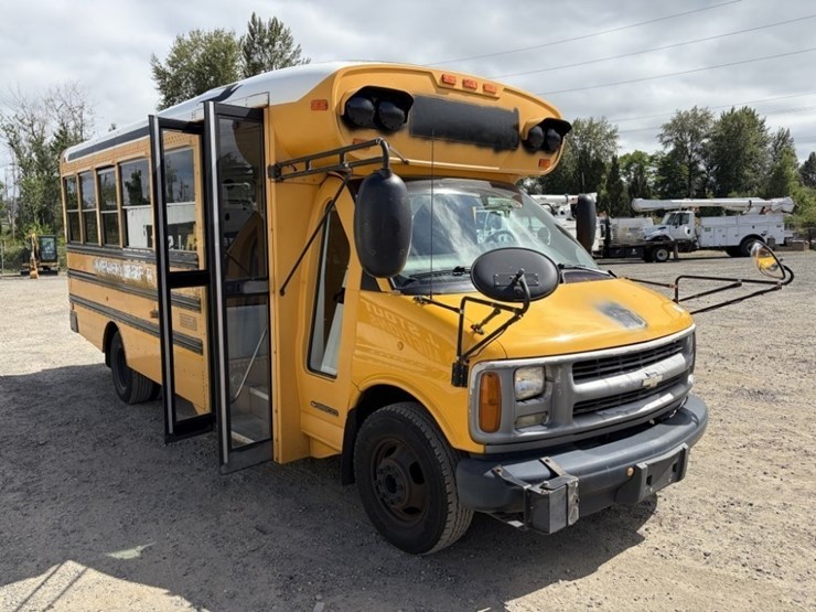 2002-chevrolet-express-3500-image-2