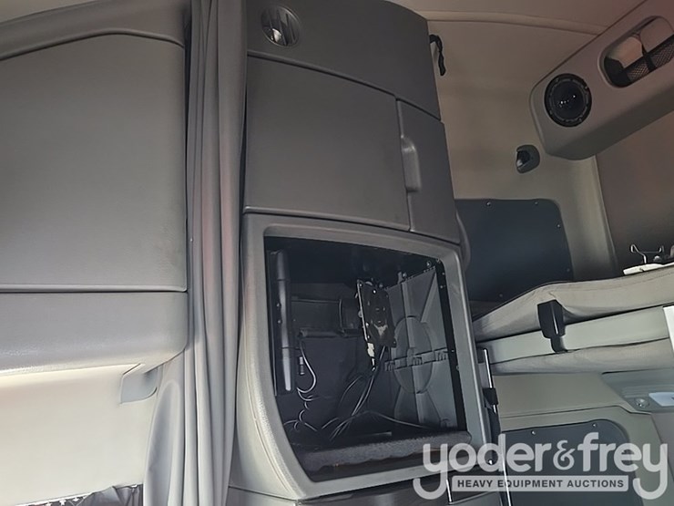2019-volvo-vnl860-image-43