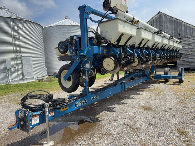 2014-kinze-16-row-corn-planter-with-dry-fertilizer-image-3
