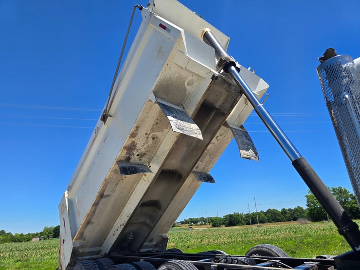 2017-peterbilt-365-image-70