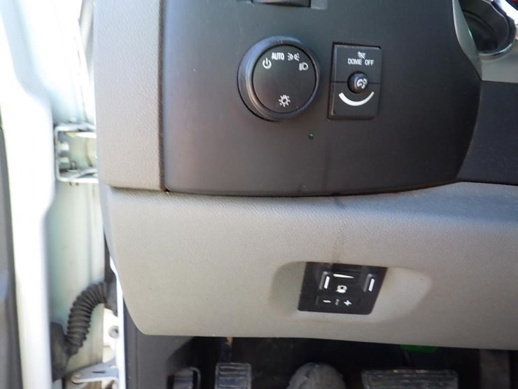 2013-chevrolet-3500hd-image-24