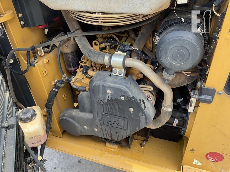 2018-caterpillar-239d-image-19