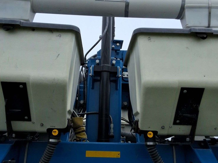 2015-kinze-16-row-corn-planter-with-dry-fertilizer-image-7