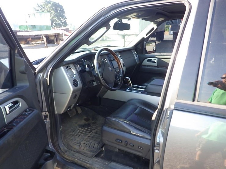 2010-ford-expedition-image-23