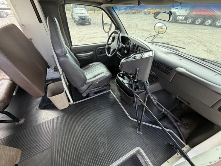 2002-chevrolet-express-3500-image-22
