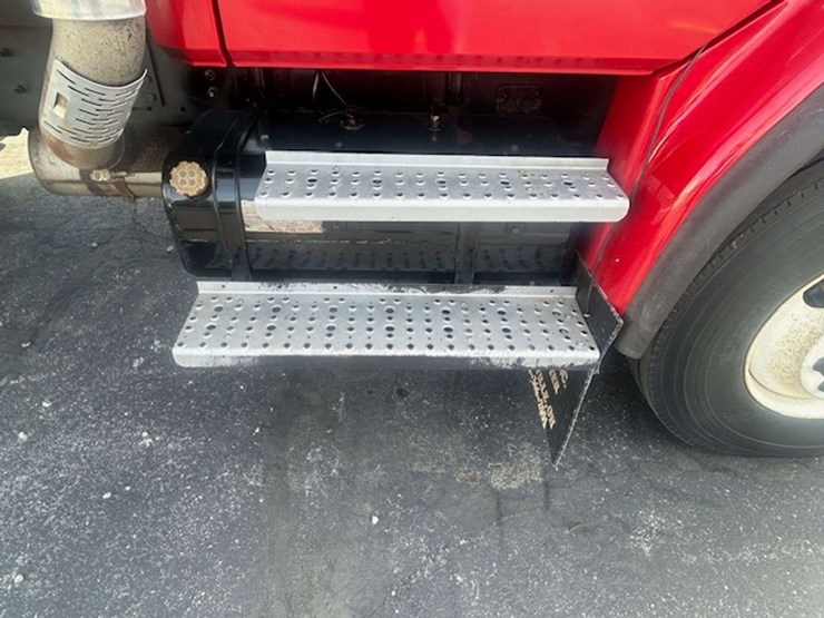 2002-freightliner-fl80-image-12