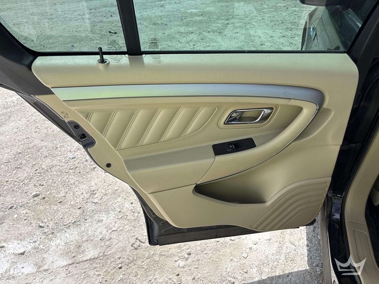 2018-ford-taurus-sedan-image-25