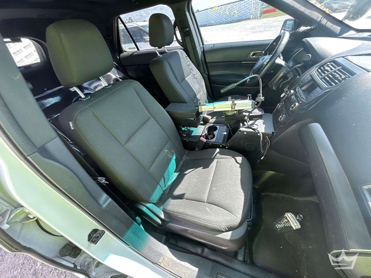 2016-ford-explorer-image-14