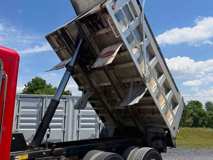 2011-peterbilt-337-image-16