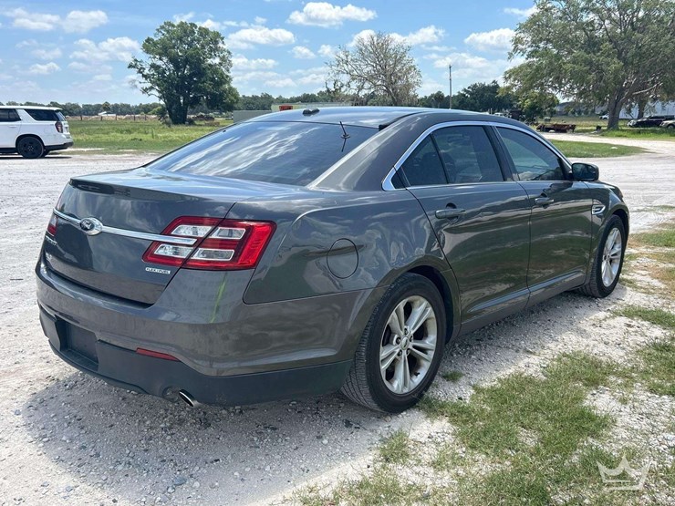 2015-ford-taurus-sedan-image-3