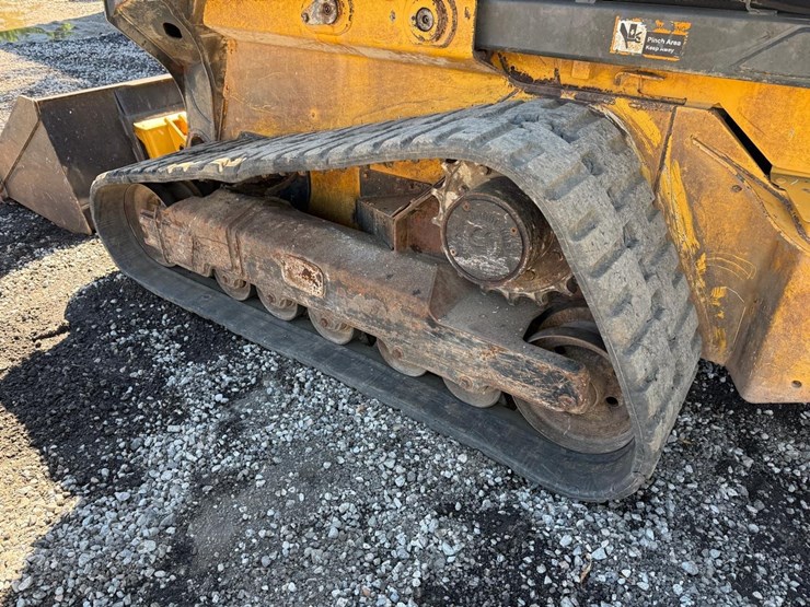2017-deere-331g-image-16