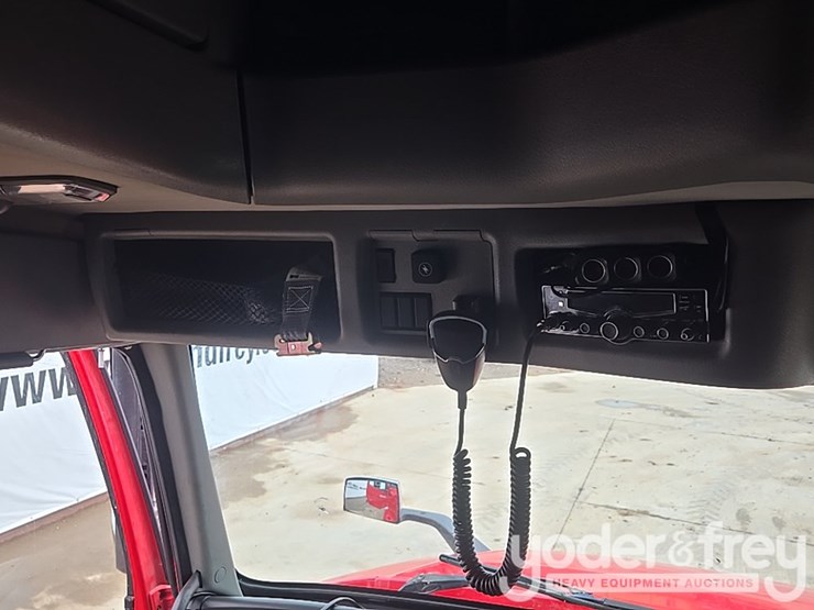 2019-volvo-vnl860-image-54