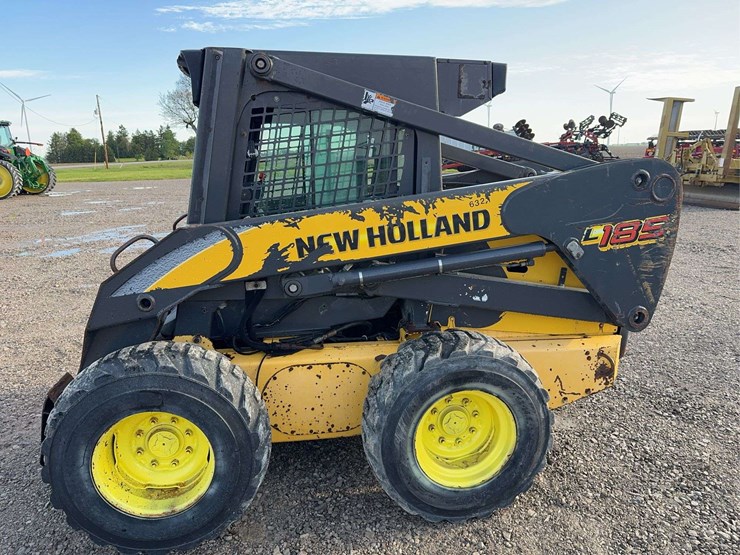 new-holland-l185-image-4