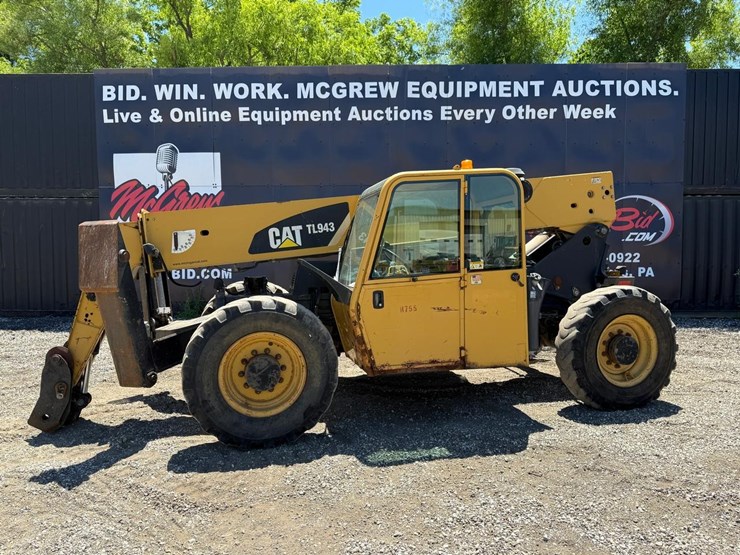 caterpillar-tl943-image-1