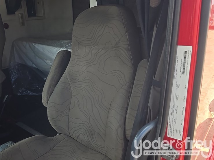 2015-volvo-vnl-image-58