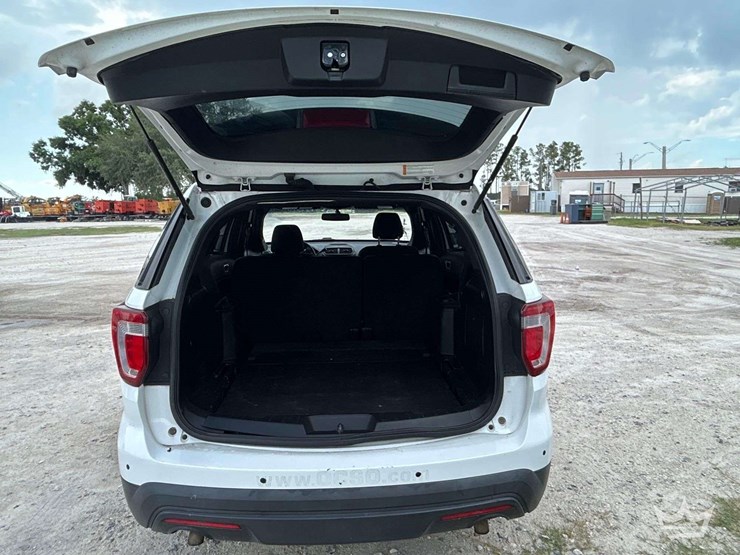 2016-ford-explorer-image-21