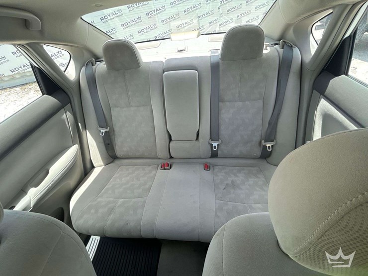 2013-nissan-sentra-sedan-image-19