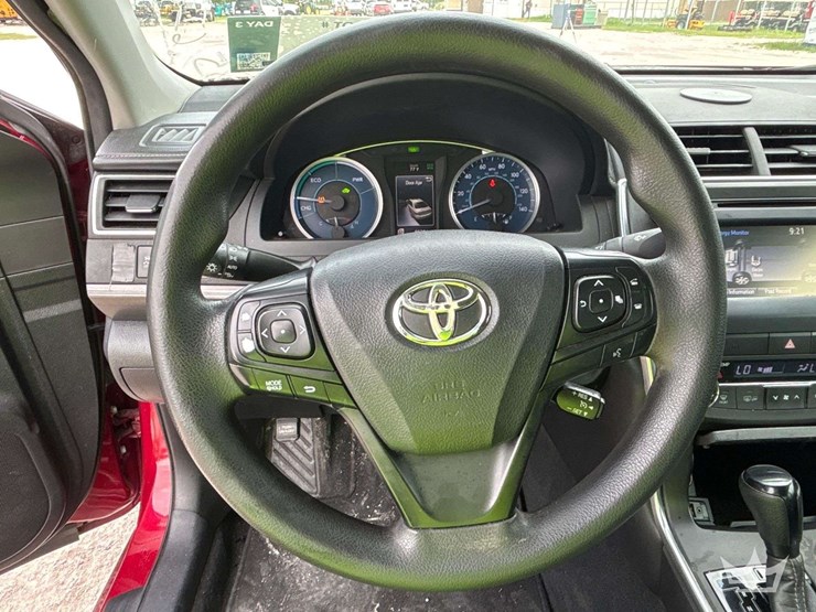 2016-toyota-camry-hybrid-sedan-image-14