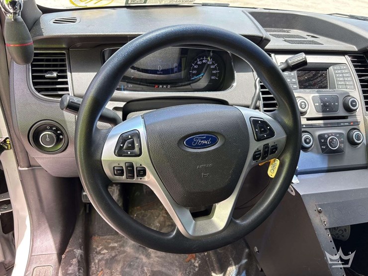 2016-ford-taurus-sedan-image-13