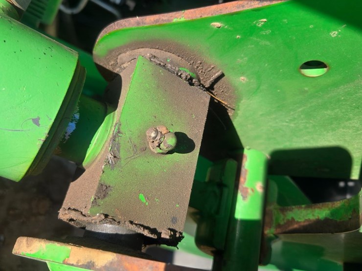 2010-john-deere-6115d-image-82